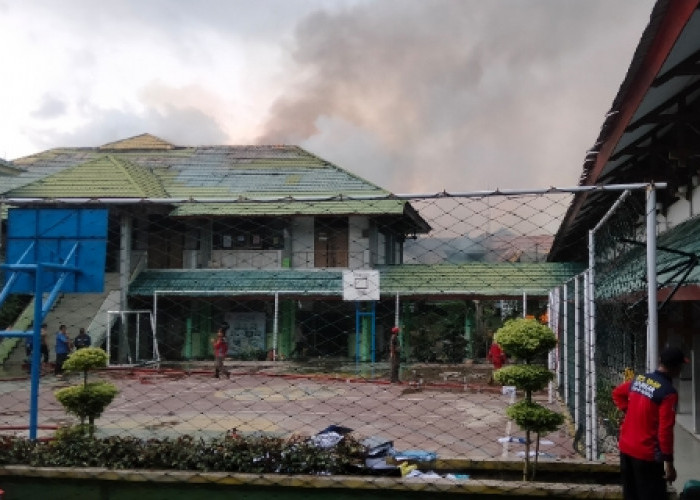Update Kebakaran di SMKN 3 Kota Bengkulu: Api Masih Berkobar, Jalan Ditutup, Warga Dilarang Mendekat
