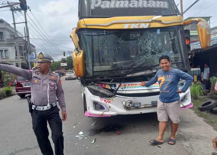 Diduga Rem Blong, Bus Cium Buntut Tronton di Jalan Lintas Bengkulu Tengah