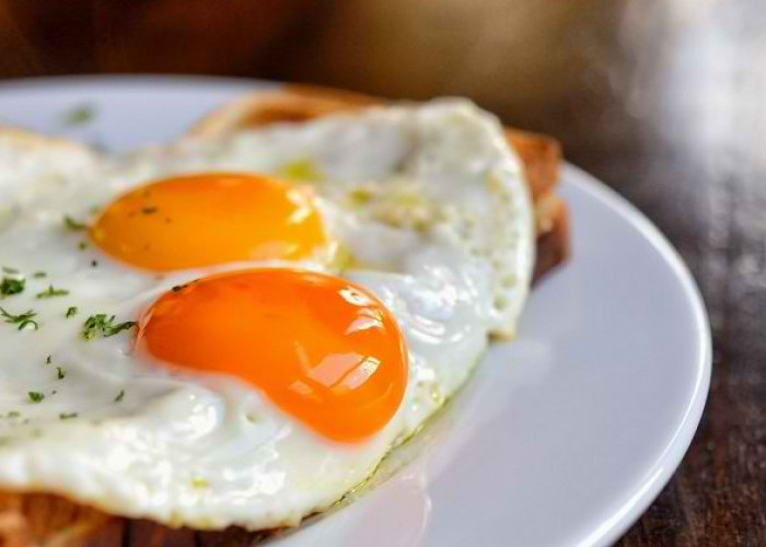 Apakah Makan Telur Setengah Matang Bermanfaat atau Malah Berisiko? Simak Penjelasannya