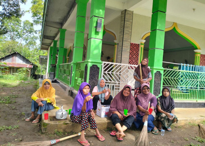 Sambut Ramadan 1447 H, Emak-Emak Majelis Taklim Desa Harapan Bersihkan Masjid Al-Hidayah