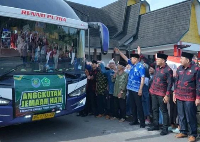 Kenakan Batik Sungai Lemau, Keberangkatan 88 JCH Bengkulu Tengah ke Tanah Suci Dilepas Bupati Rachmat