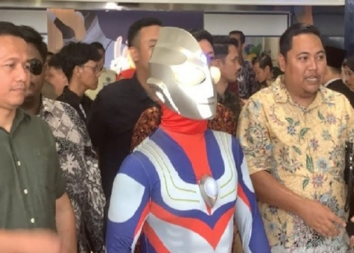 Unik! Anggota DPR RI Ini Kenakan Kostum Ultraman Saat Pelantikan, Sebegini Harta Kekayaannya