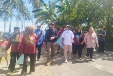 Perempuan Desa Pondok Kelapa Jalan Kaki Bersama DPRD, Suarakan Krisis Abrasi Pesisir