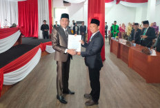 Senyum Bahagia Zenrodi Usai Dilantik Jadi Anggota Dewan Bengkulu Tengah Gantikan