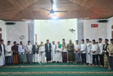 Salat Idul Adha di Pekik Nyaring, Bupati Rachmat Serahkan Sapi Kurban dan CSR Bantu Masjid