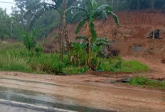 Bahaya Mengintai! Jalan Licin Akibat Galian C di Tengah Padang Hampir Telan Korban
