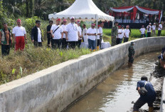 Tak Sekadar Seremonial, Pemkab Bengkulu Tengah Bersama BWS Bersihkan Saluran Irigasi di Taba Penanjung