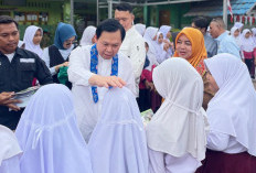 Sultan B Najamudin Salurkan Buku dan Janjikan Program Indonesia Pintar bagi Siswa SDN 1 Bengkulu Tengah