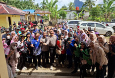 Plt Kadis Dikbud Turut Andil, Guru dan Warga Gotong Royong Bersihkan Jalan Desa: Wujud Nyata Program Berbinar