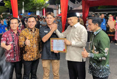 Kinerja Pemdes Paku Haji Diapresiasi, Kades Terima Penghargaan dari Bupati Rachmat