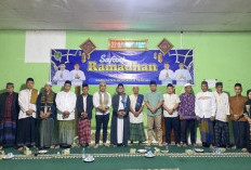 Safari Ramadan Perdana, Wabup Tarmizi Santuni Anak Yatim dan Serahkan Al-Qur’an di Desa Kroya