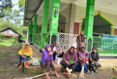 Sambut Ramadan 1447 H, Emak-Emak Majelis Taklim Desa Harapan Bersihkan Masjid Al-Hidayah